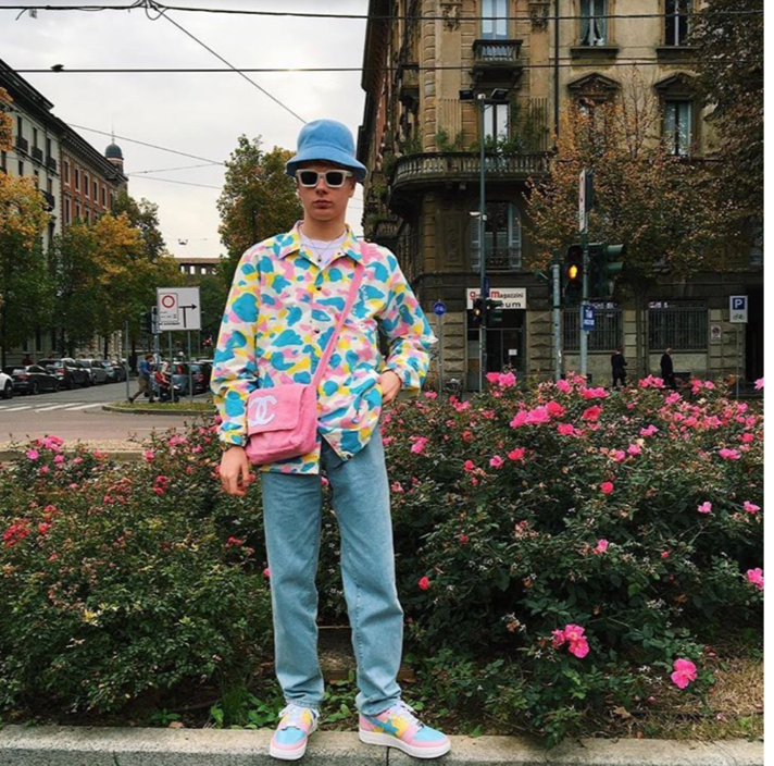 @gullyguyleo on Instagram, a streetwear influencer who is known to incorporate women's bags and bright colours in his outfits