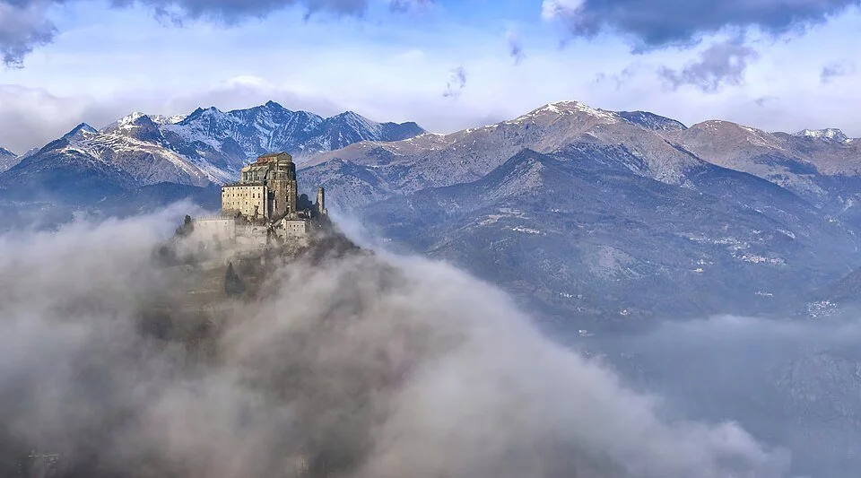 Sacra_di_San_Michele_con_mantello_di_nuvole.jpg