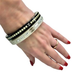 Burberry Resin Shark Detail Palladium Plated Bracelet, Size Small 8041651 -  Ladies Jewelry, Runway - Jomashop