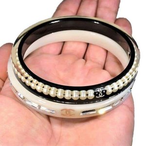 Vintage Chanel Faux Pearl and Clear Rhinestone CC Black Resin Bangle W –  Watch & Jewelry Exchange
