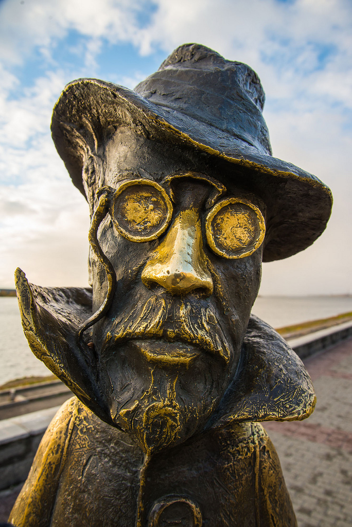  Anton Chekhov statue nose in Tomsk, Russia.  https://c1.staticflickr.com/4/3686/10102027633_d7f837febd_b.jpg  