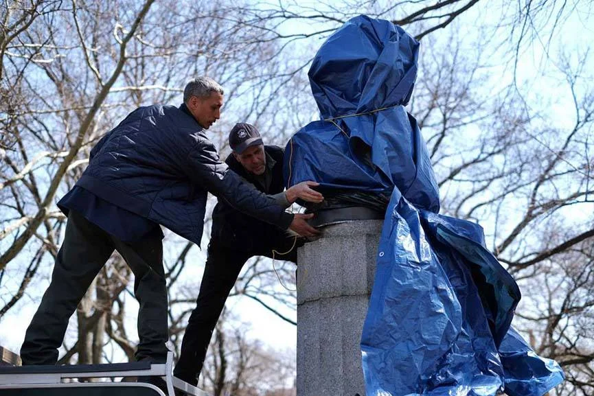 Prison Ship Martyrs Monument 2.0 being covered with a tarp by New York City Park officers on April 6, 2015. 