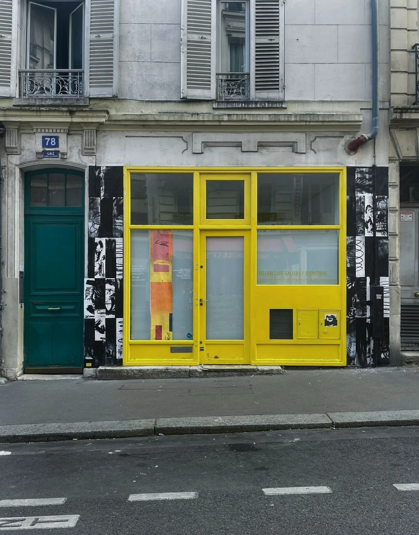 A few walls in Paris for @yellowcube.gallery 
+ @openbach_residence x @weirdwalls_ 
Last mural is unfortunately not mine :/
