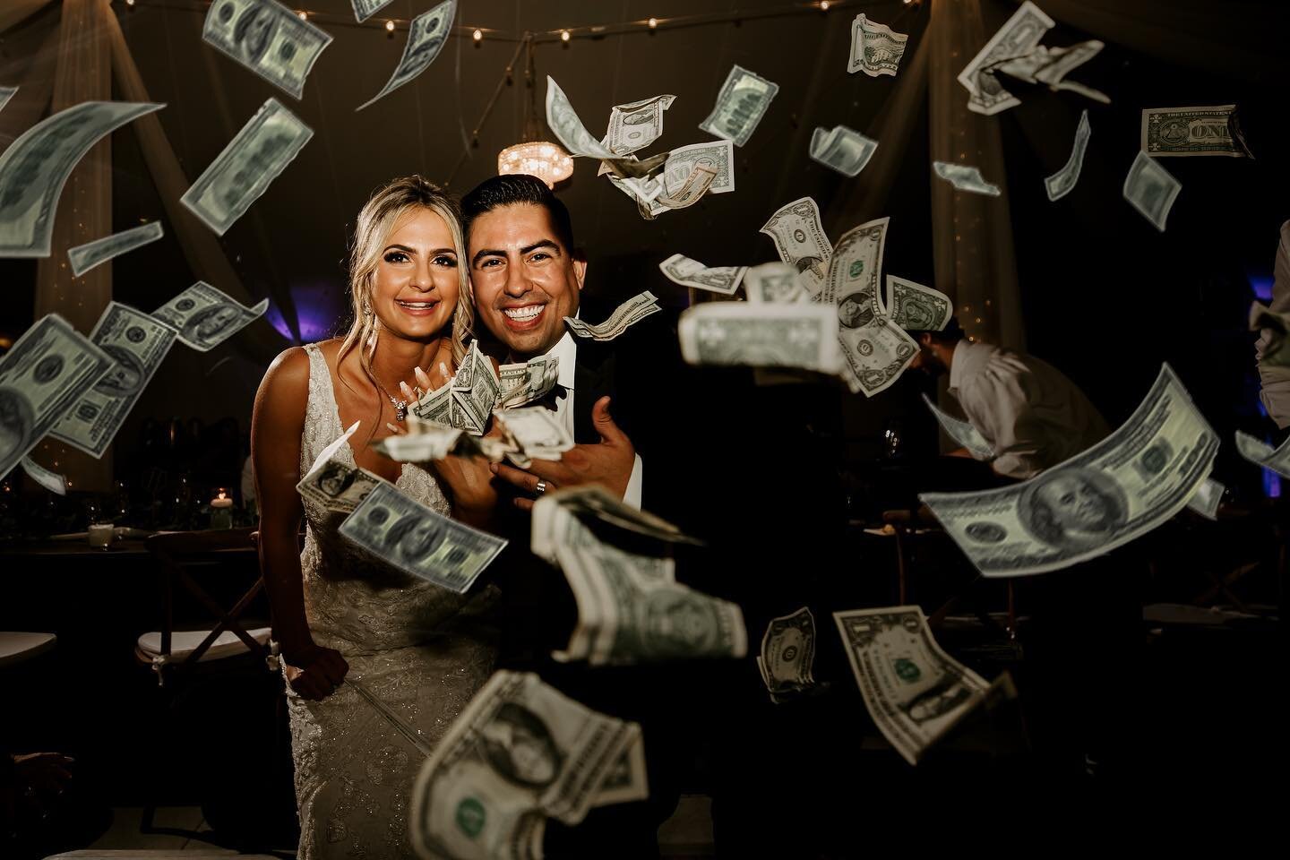 Raise your hand if you love a good money shot!!! 🙋&zwj;♂️🙋&zwj;♀️🙋&zwj;♂️🙋&zwj;♀️🙋&zwj;♂️😉🙋&zwj;♀️🙋&zwj;♂️

Venue - @nellaterra
Coordinator- @simplylovely_events 
Hair - @indep_hairstylist
MUA - @makeupby_vane