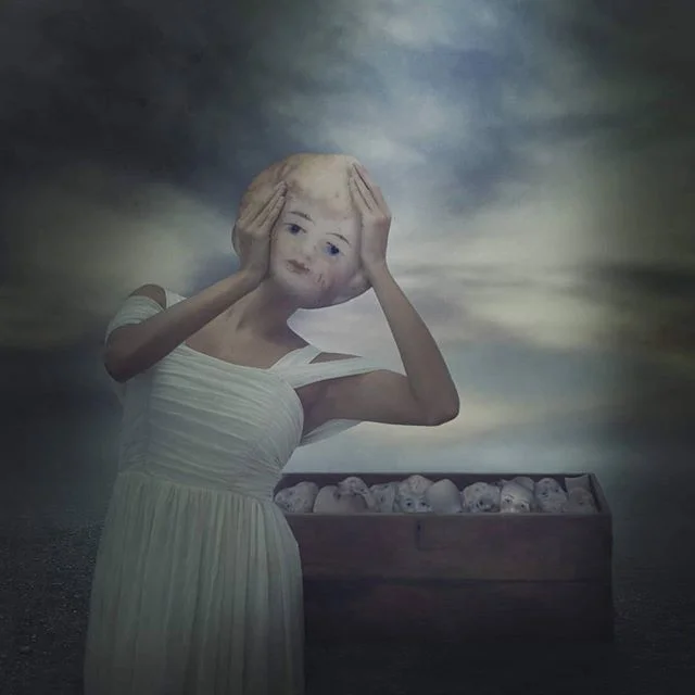 Qué mascara decidiste ponerte hoy? En el mundo que vivimos escondemos nuestra soledad con las apariencias y dinero que creemos llenara nuestro pequeño Ego. Pero realmente quien eres bajo toda esa basura que llevas encima? #rociovillanuevafinearts #fineartphoto
