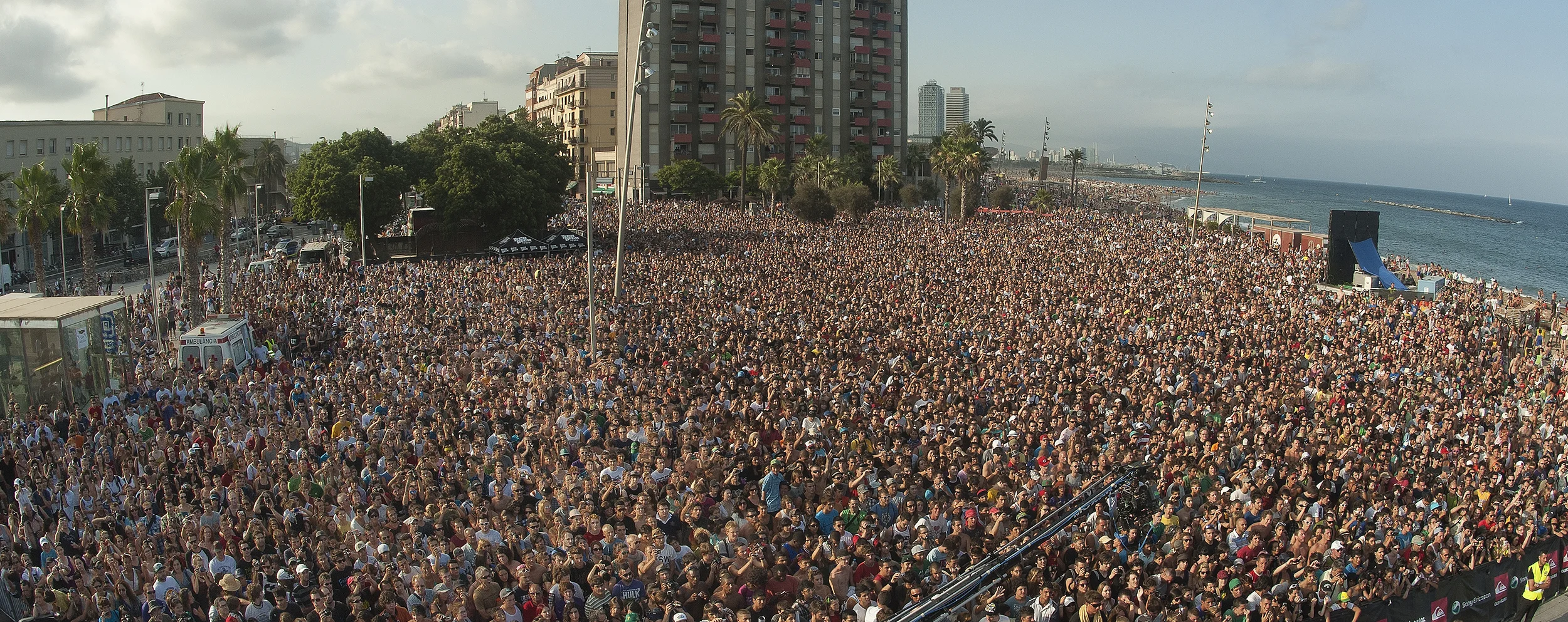 crowd1.jpg