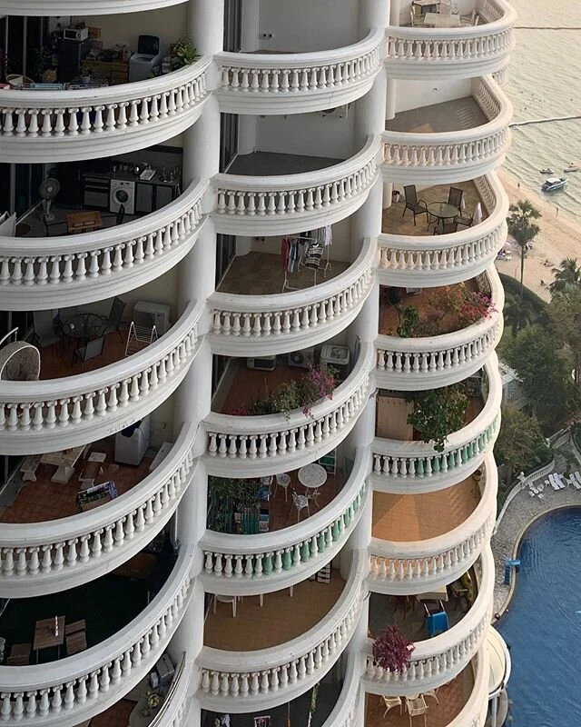I&rsquo;m obsessed 
我可以偷窥这栋楼一整天