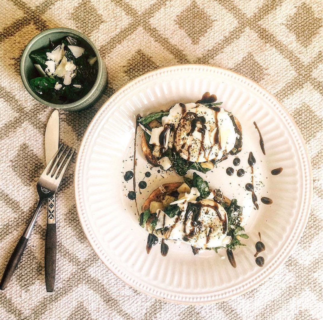 Looking for any excuse to use this balsamic glaze we found at @marczykfinefoods ! Plus, poaching eggs just got easier thanks to @thekitchn 🙌🏻