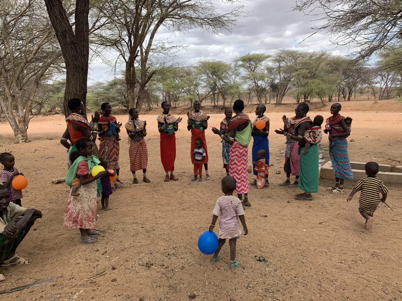 The ladies of Lolgerdad singing their appreciation.