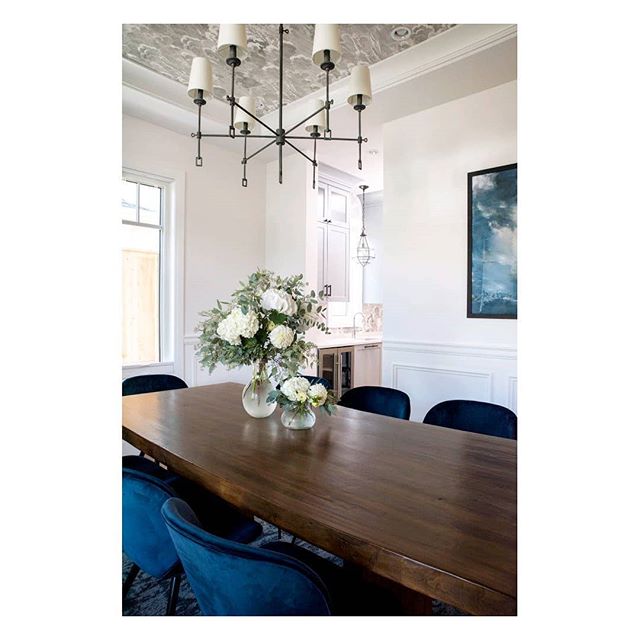 Timelessly elegant dining room design by @karlykristinadesign
.
.
.
#interiordesign #designlovers #designdetails #bchome #diningroom #propertystyling #staging #homestyle
