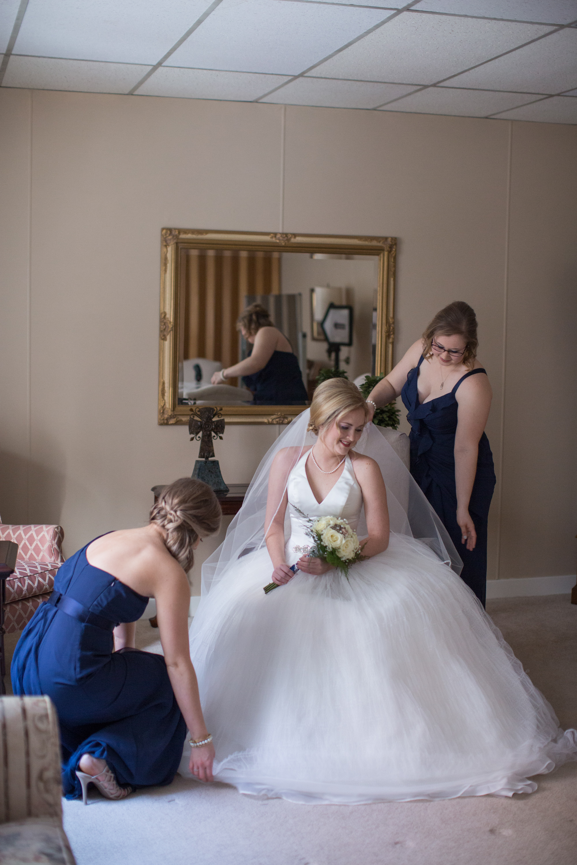  bride-with-bridesmaids-on-wedding-day 