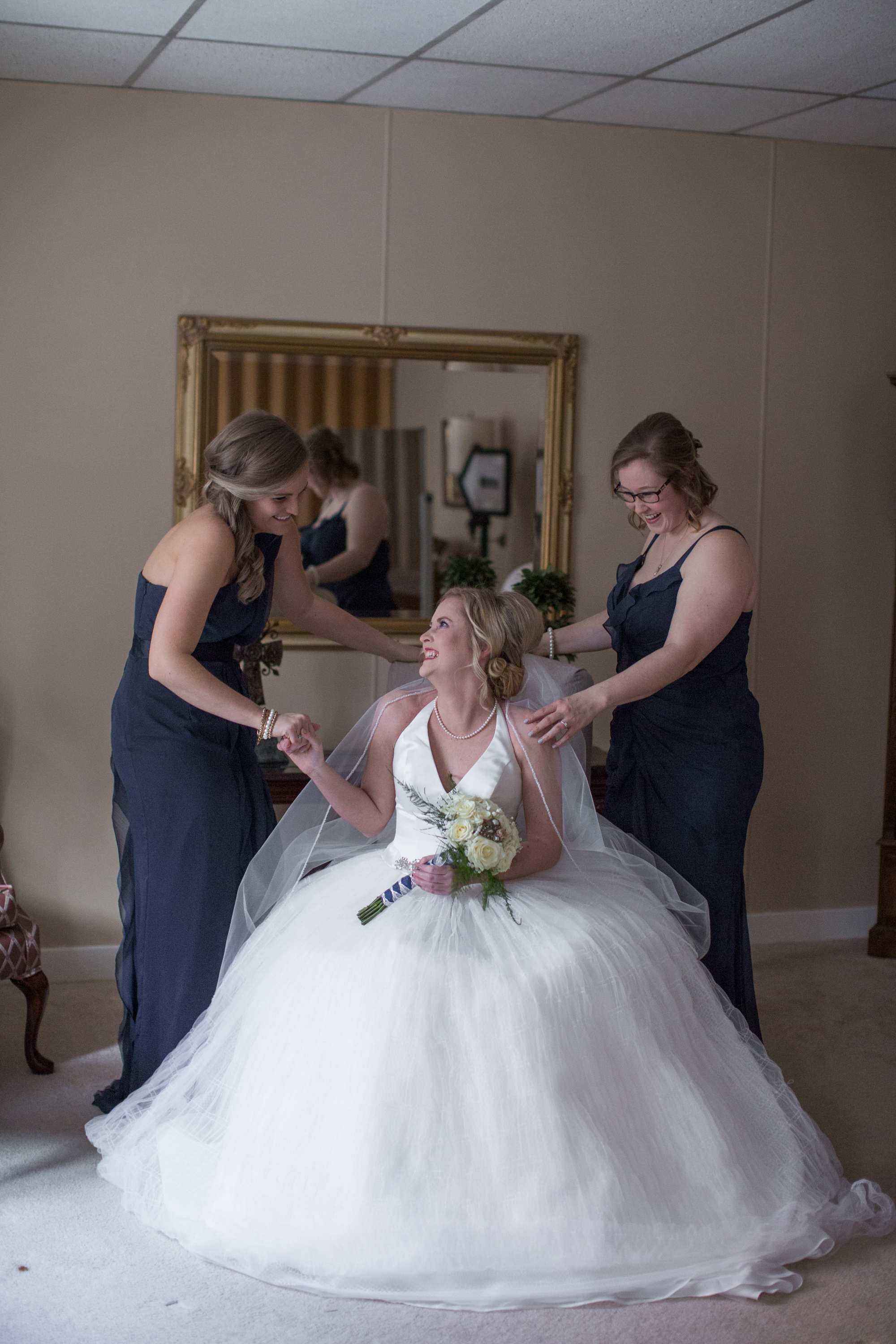  bride-with-bridesmaids-on-wedding-day 