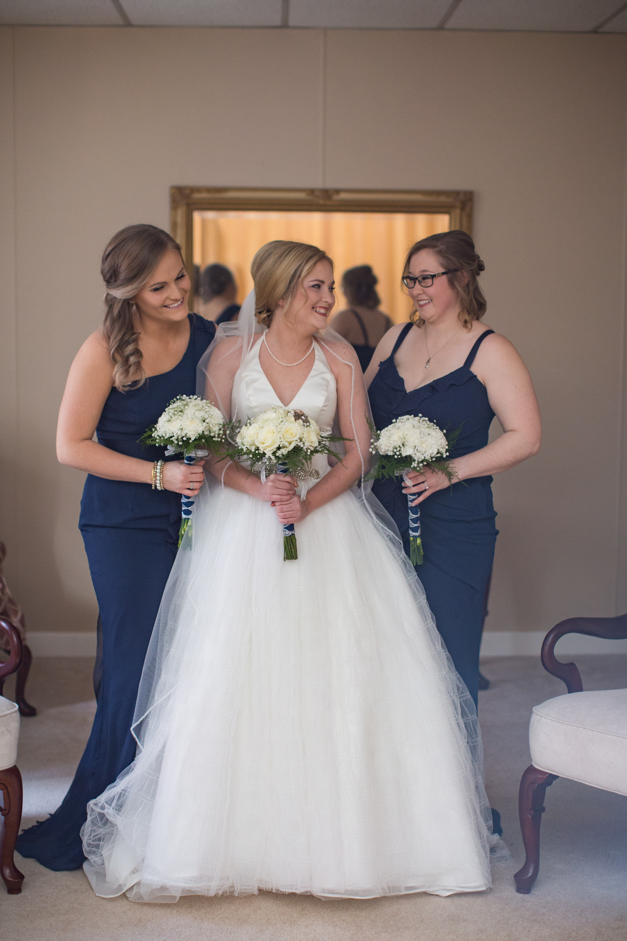  bride-with-bridesmaids-on-wedding-day 