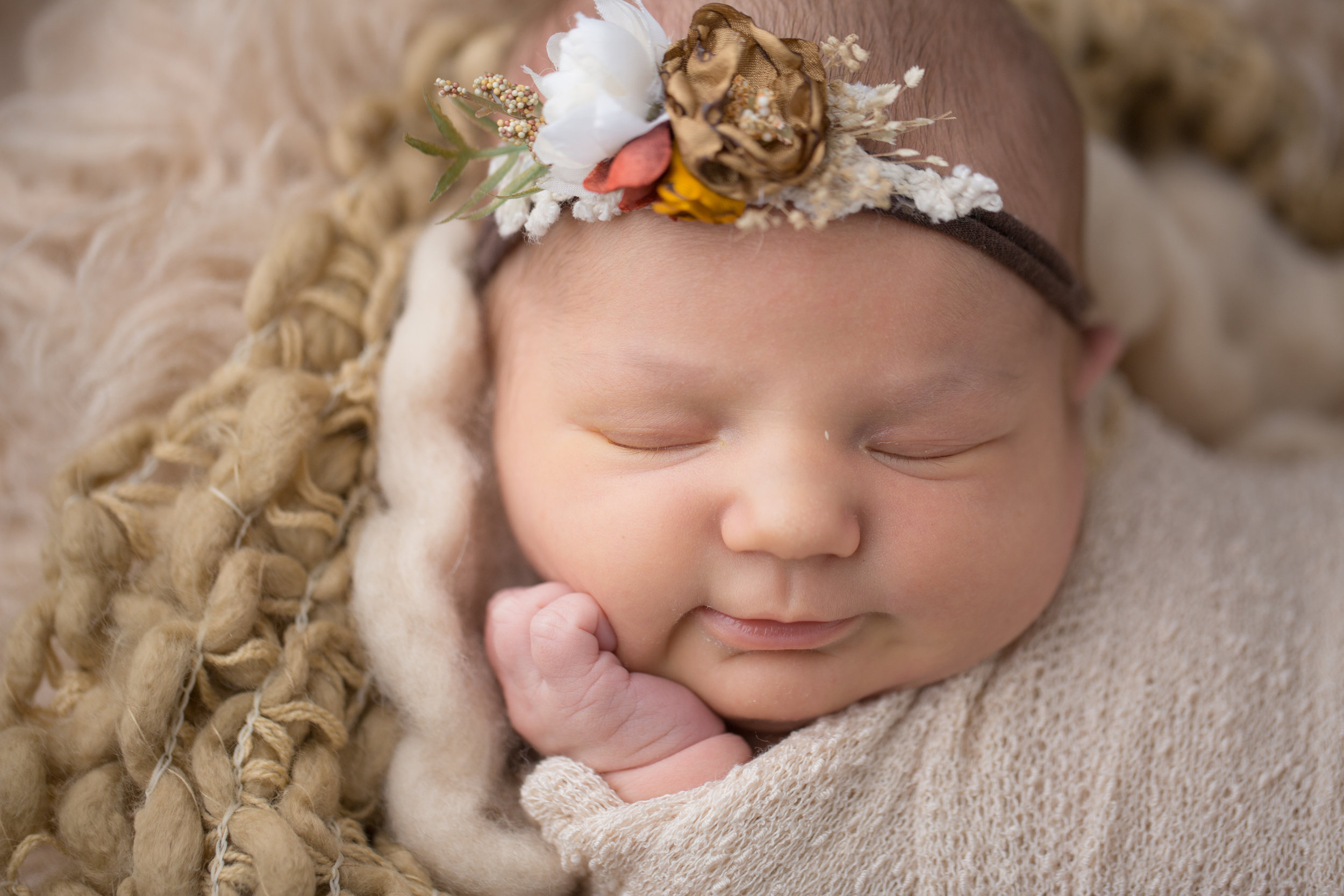  Cute baby girl with chunky cheeks in newborn photos 