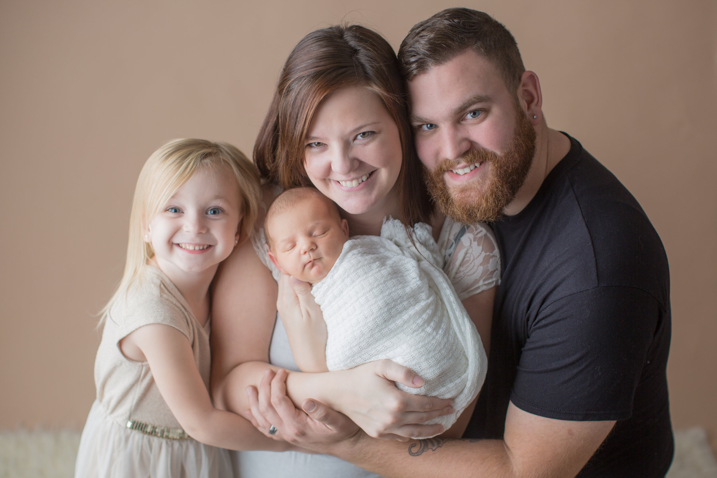  fenton portrait photography capturing family portraits with newborn baby 