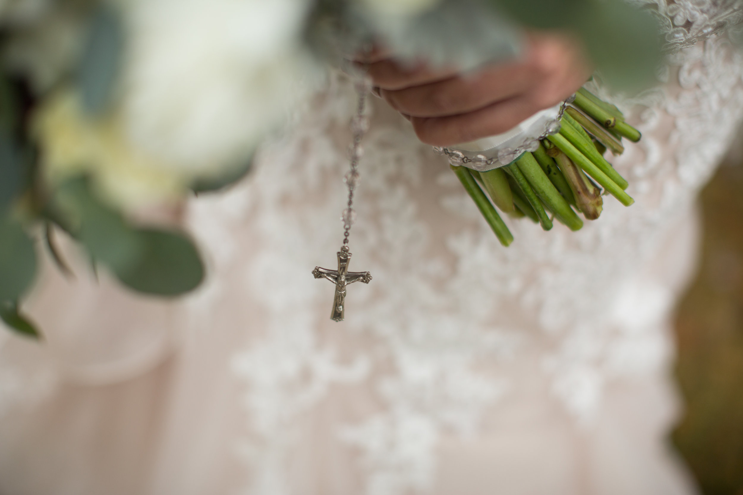 bride rosary attached to the bouquet in Detroit, Michigan