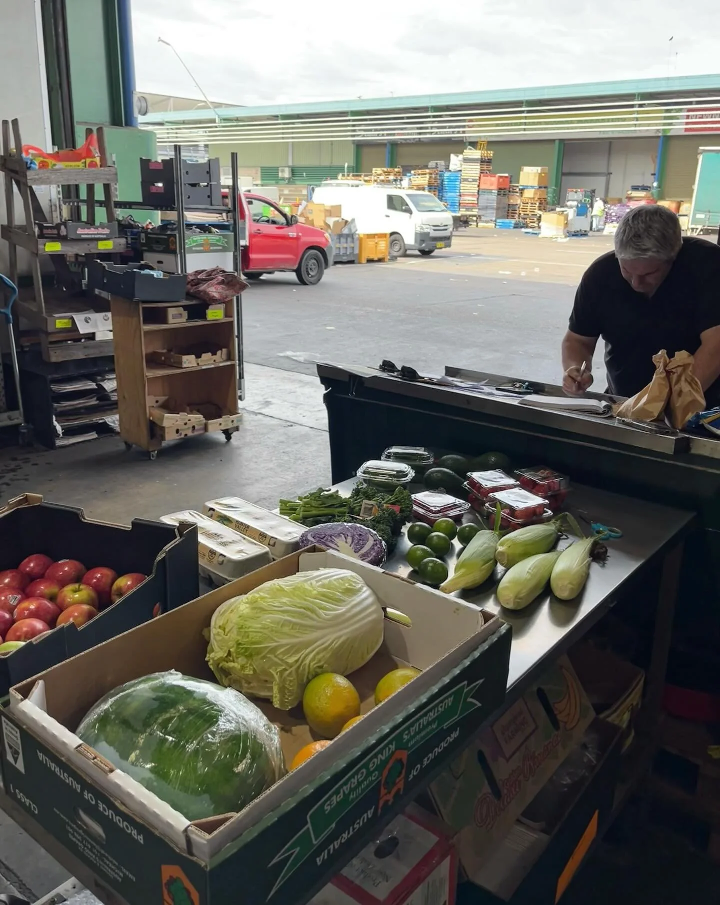 Early mornings at the markets, hand selecting the very best produce 🍊🍋🍐

#sydneyfoodies #chefsofinstagram #seasonalproduce #fruitandveg #gourmet