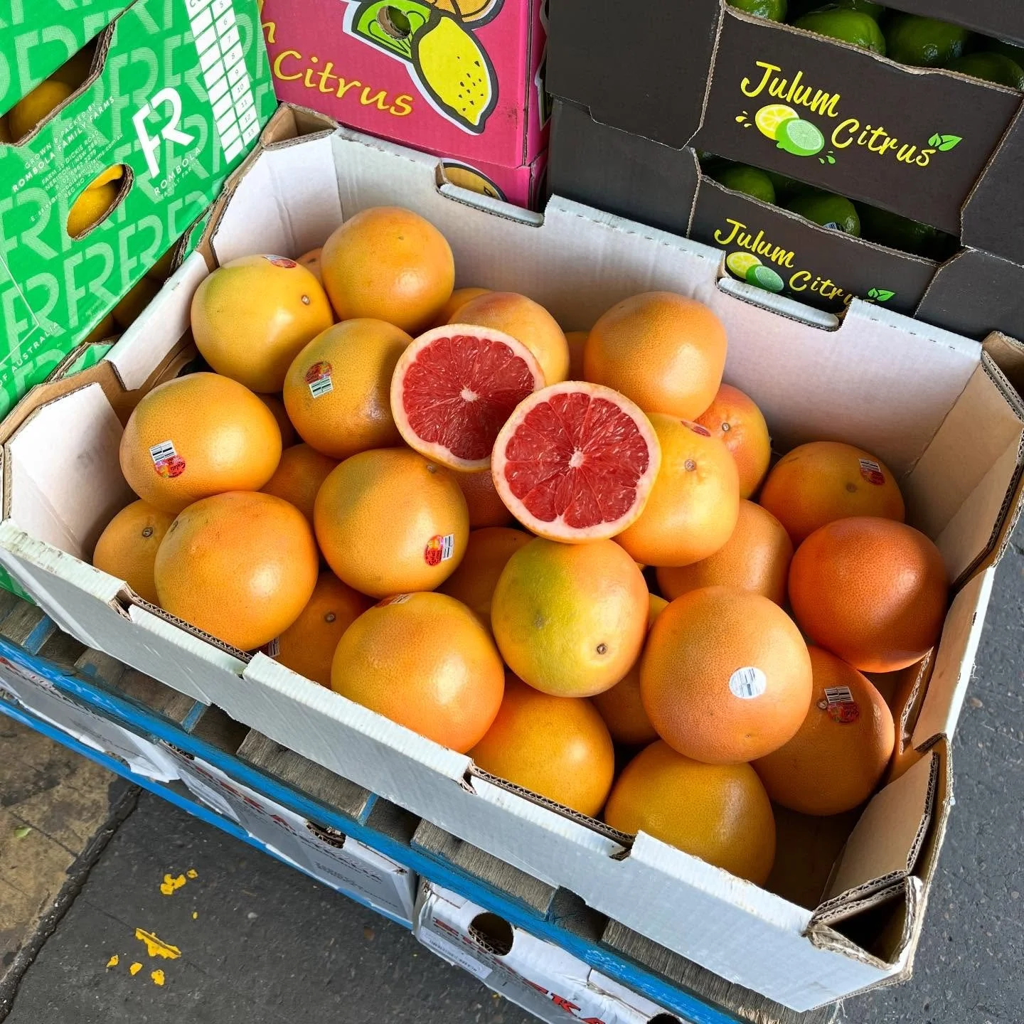 Market Update: Golden Queen peaches, Ruby Grapefruit, Lotus flowers, baby cucumbers, Heirloom Tomatoes, Pumpkins and Pomegranates are all exceptional quality right now!

#chefsoninstagram #seasonalproduce #sydneyfood #fruitandveg #localproduce