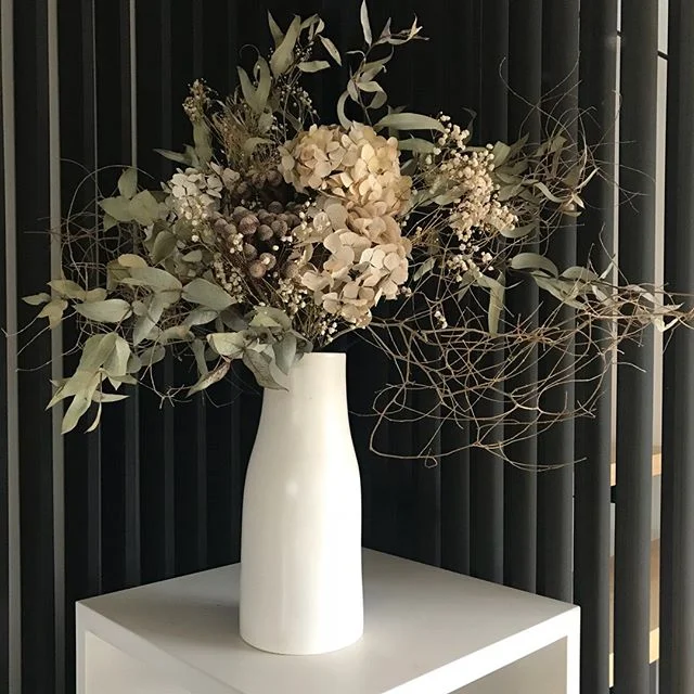 ✏️... we had fun today creating dried flower arrangements for our installations this week... 🥀 ..
..
..
..
..
#exhibitone #homestaging #staging #styling #interiordesign #decor #interior #interiors #interiorstyle #homedesign #homestyle #interiorinspiration #interiordecorating #interiorinspo #interiorinspiration #interiordesigner #homedesign #interior4all #decoration #homestylist #realestate #art #driedflowers #vase #ceramics