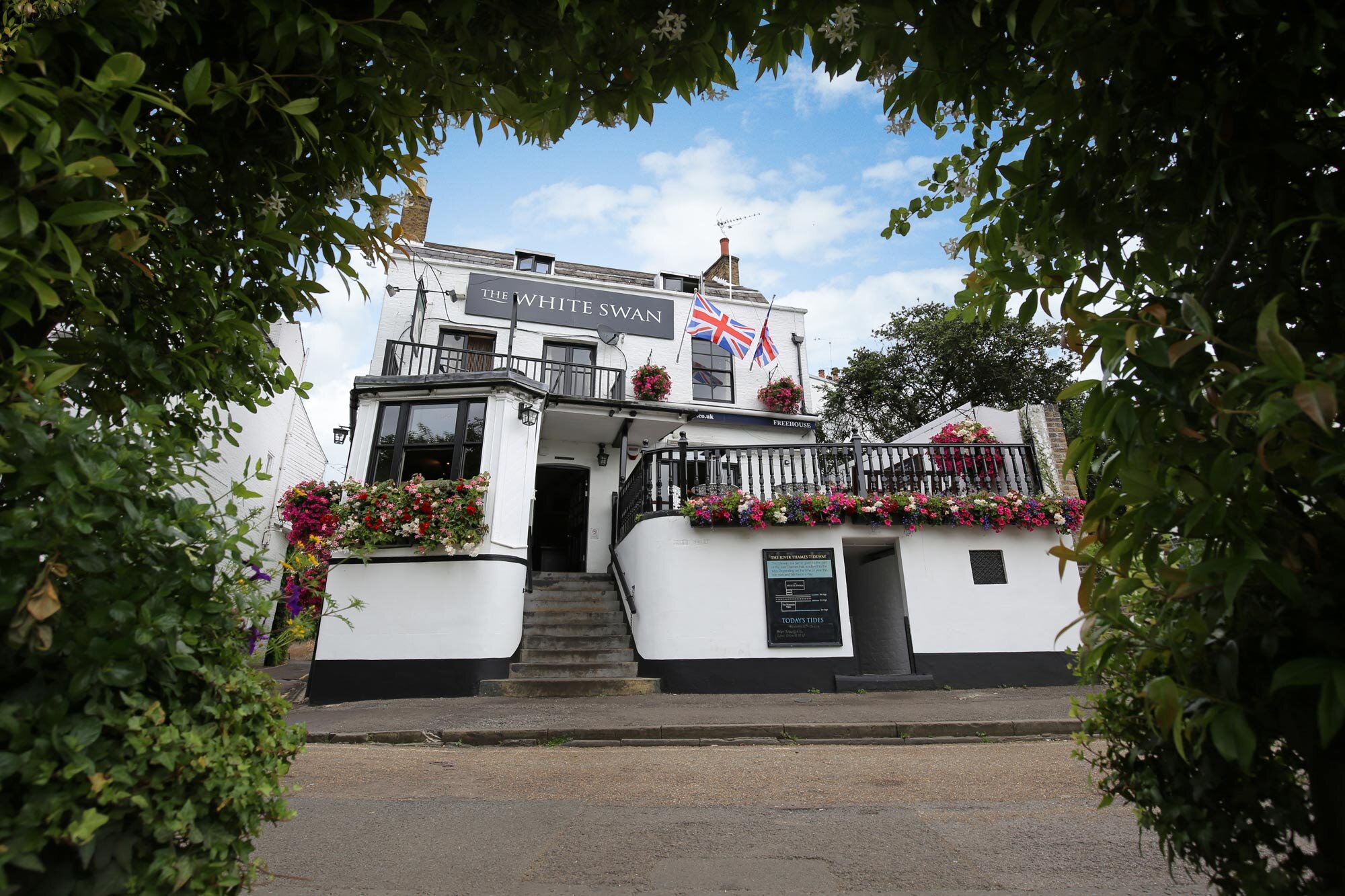 The-White-Swan-Riverside-Pub-Twickenham.jpg