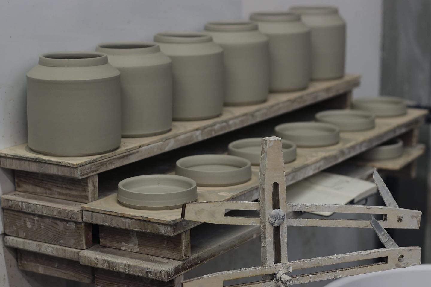 Smaller store jars or Tea caddy&rsquo;s made. Didn&rsquo;t take into account the bank holiday and was worried they may be too dry to turn and emboss the pattern on the lids, thankfully the damp cupboards did it&rsquo;s job.

#clay #craft #craftmanshi