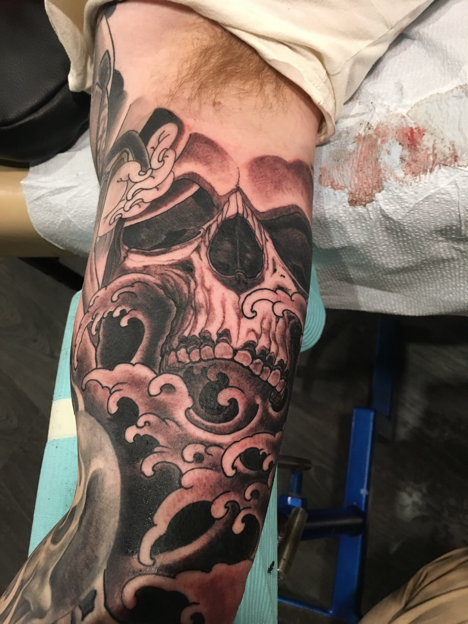 black and grey traditional japanese skull tattoo