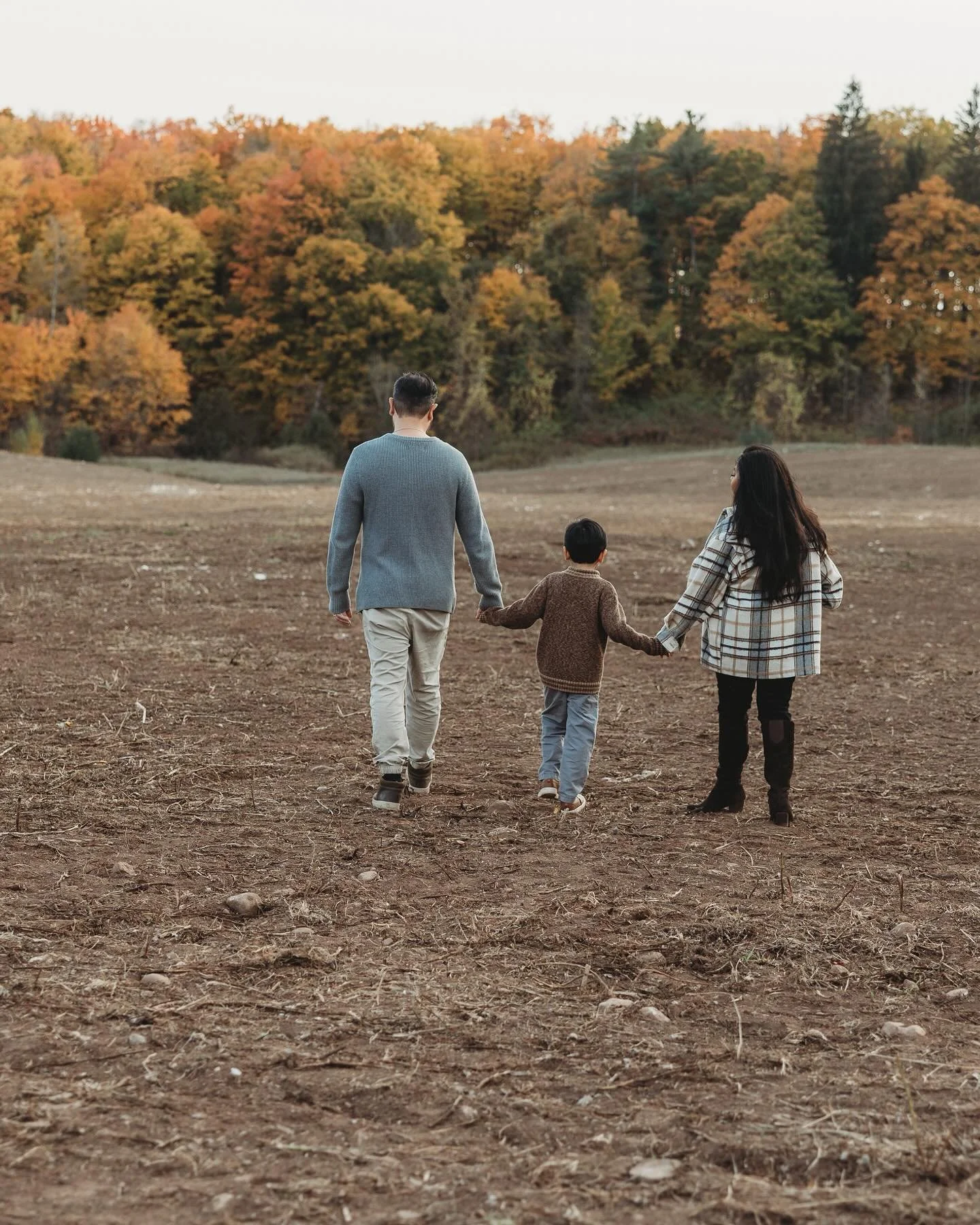 a family that doesn&rsquo;t need much except for themselves.
You are an example that emotional closeness can be made visible on pictures. very soft, subtle and real. Thank you for the trust ✨