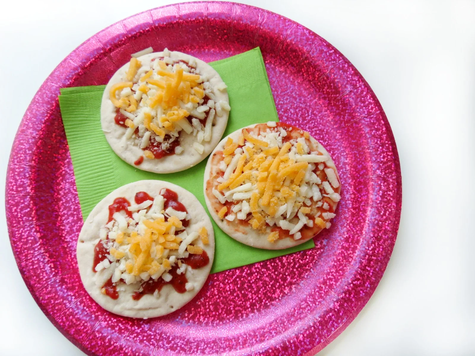 TGIF, AMIRITE GUYS?! WANT TO HOST YOUR OWN TGIF 90'S THEMED SLUMBER PARTY? CLICK FOR MORE PHOTOS, A SHOPPING LIST, AND FREE PRINTABLES!