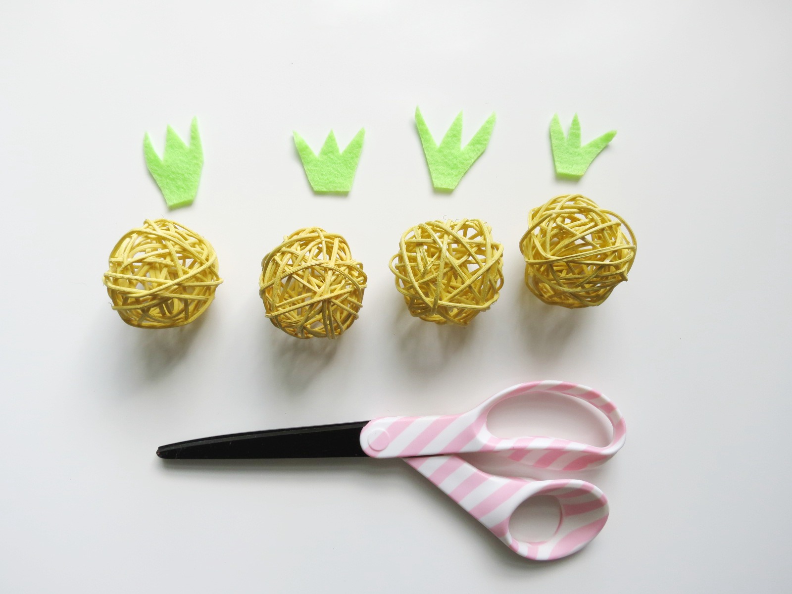 Try this super cute and super easy tutorial for a pineapple garland made from those kooky straw balls you see everywhere. The best part? This is a super easy and super affordable project that anyone can do! Click for the full how-to.
