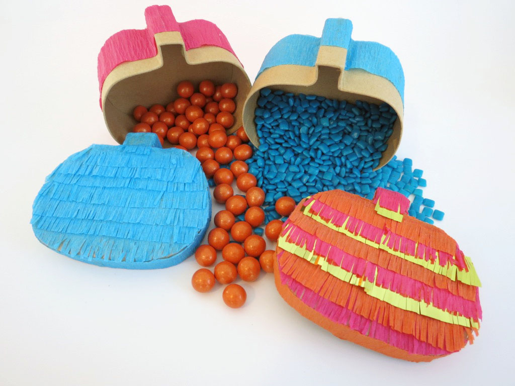 I love a good piñata, but the thought of making them from scratch seemed a bit daunting and time consuming, especially for something that would be torn apart. That's when it hit me- faux piñatas! All the cuteness and fun of a piñata, made in half the time, that can be kept indefinitely. Win-win! Click for the full tutorial.