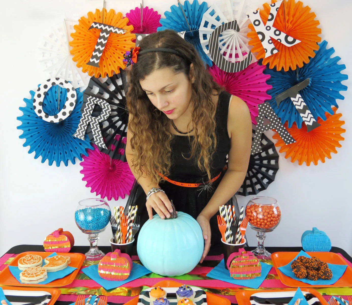 Halloween is coming, and I'm just so excited! I decided to give the traditional Halloween party a face-lift with a fresh color palette. It's fun, glam and has just the right amount of spooky. Click to find out all the details!