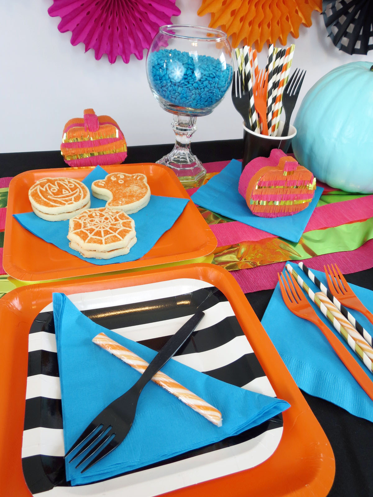 Halloween is coming, and I'm just so excited! I decided to give the traditional Halloween party a face-lift with a fresh color palette. It's fun, glam and has just the right amount of spooky. Click to find out all the details!