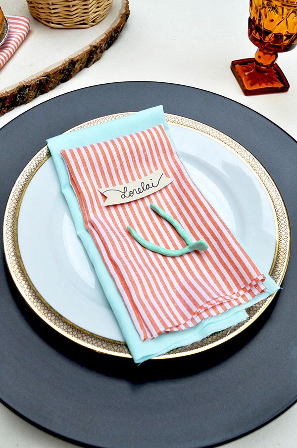 Towards the end of the year, it seems like we barely have a minute to rest. You've got to start early if you want to come out ahead! I've rounded up some of my favorite Thanksgiving DIY's to give your table the colorful makeover it deserves. Click to read more!