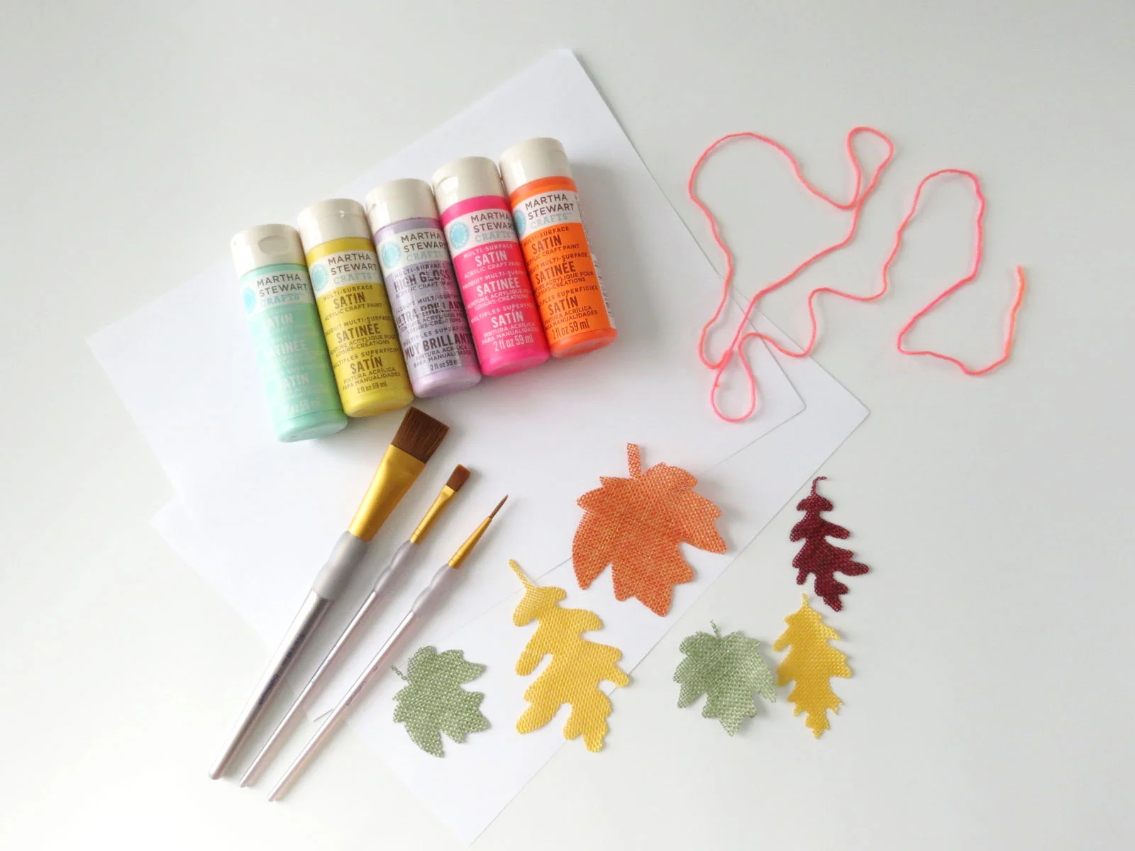 Even though these colorful leaves can't be found on any natural tree (but can you imagine?!) I think they will add the perfect hint of color to your fall decor or Friendsgiving dinner. This garland is so easy to make that it's not even funny! Click for the tutorial!