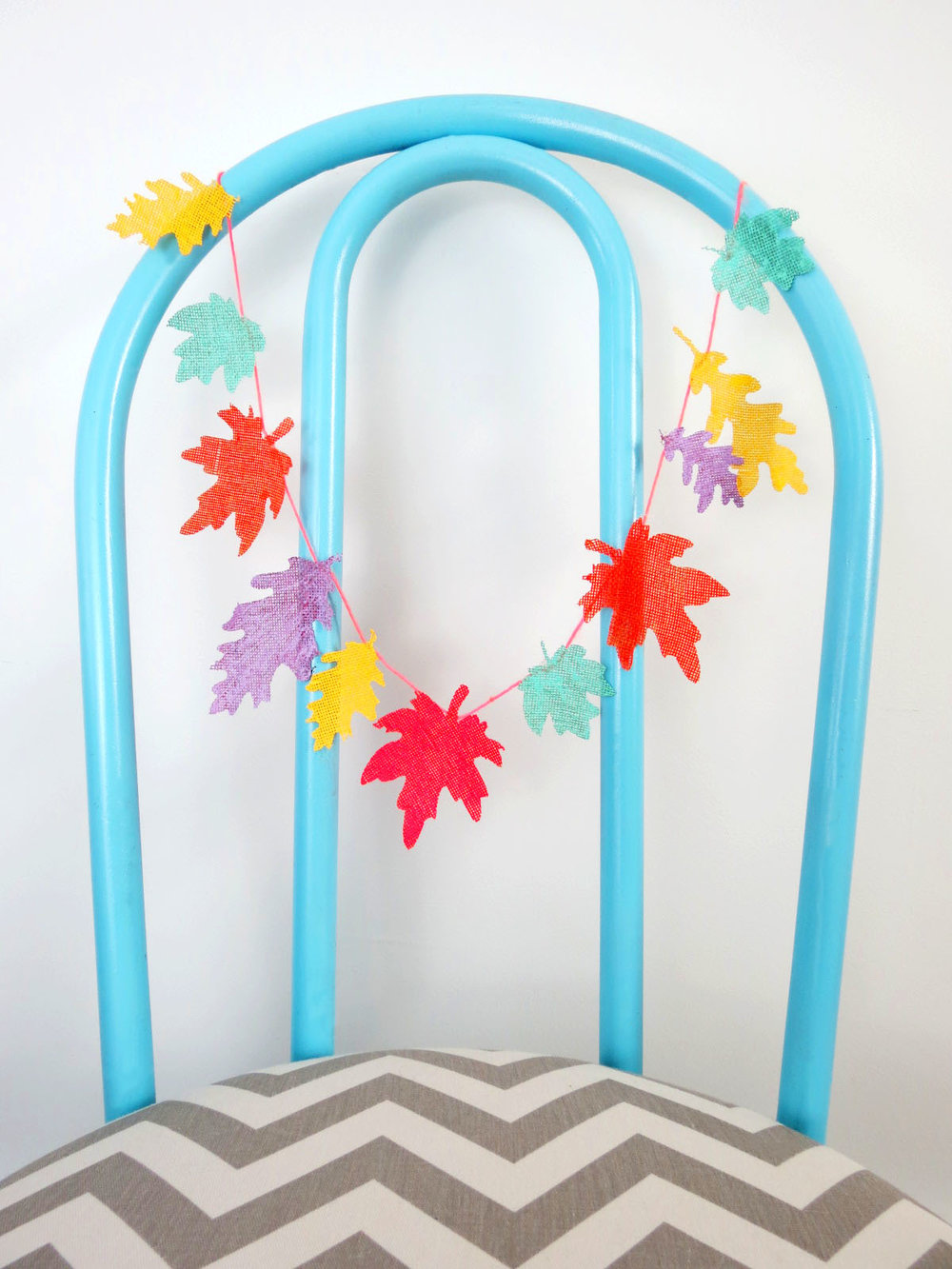 Towards the end of the year, it seems like we barely have a minute to rest. You've got to start early if you want to come out ahead! I've rounded up some of my favorite Thanksgiving DIY's to give your table the colorful makeover it deserves. Click to read more!