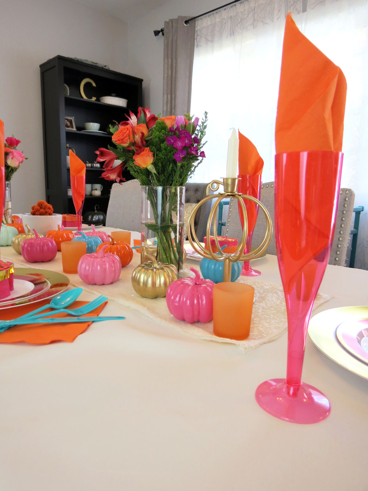 It's a well known fact that everyone's favorite part of Thanksgiving is the food. But the best part of the 4-day weekend has to be Friendsgiving! How better to thank your gals for their support than by hosting a glam Friendsgiving dinner? Click for the details!