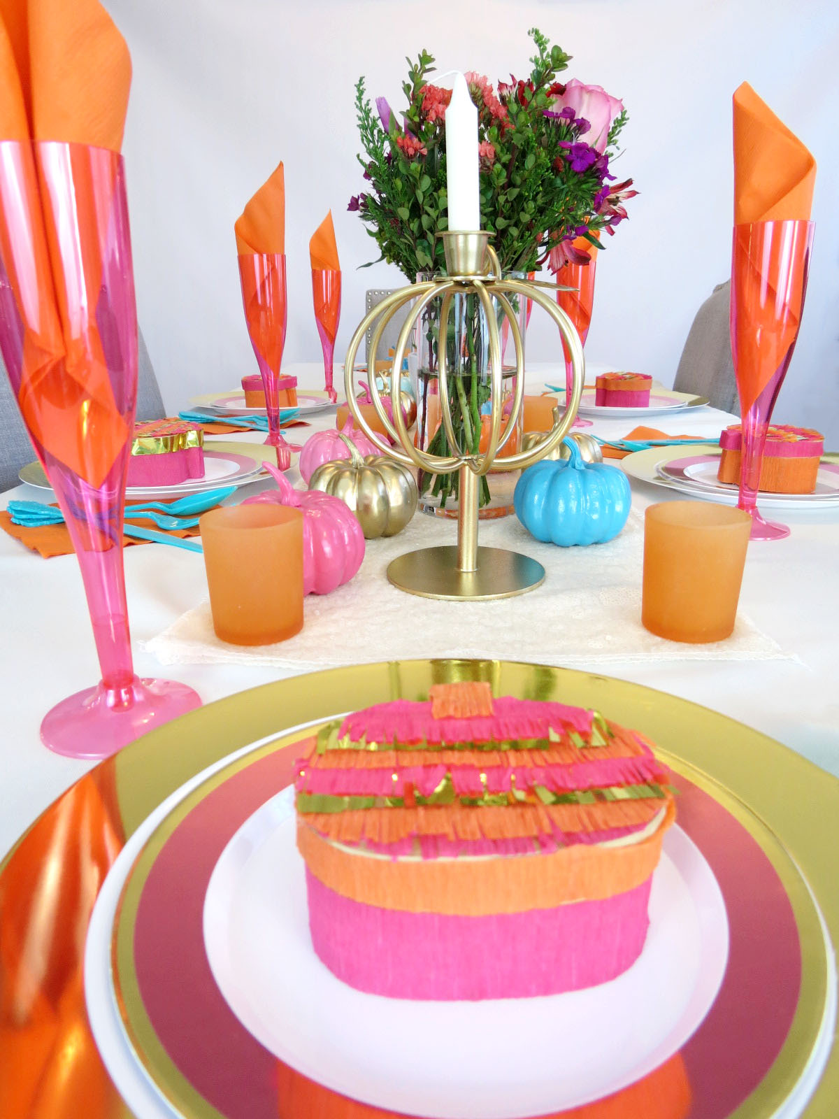 It's a well known fact that everyone's favorite part of Thanksgiving is the food. But the best part of the 4-day weekend has to be Friendsgiving! How better to thank your gals for their support than by hosting a glam Friendsgiving dinner? Click for the details!