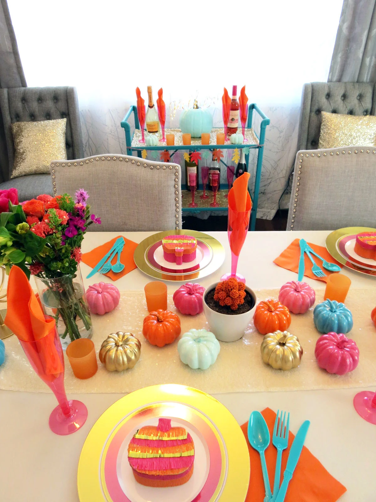 It's a well known fact that everyone's favorite part of Thanksgiving is the food. But the best part of the 4-day weekend has to be Friendsgiving! How better to thank your gals for their support than by hosting a glam Friendsgiving dinner? Click for the details!