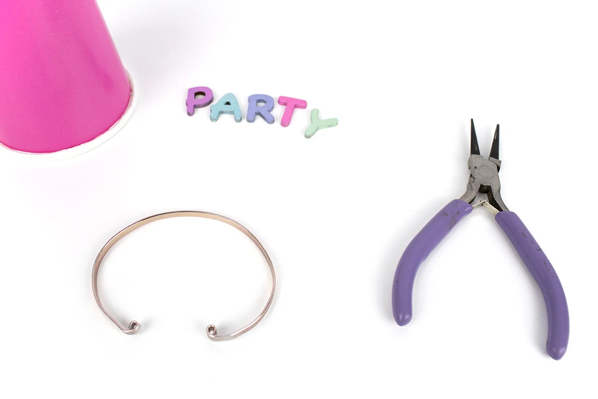 Super affordable bracelet inspired by Kate Spade's Whimsies balloon collection! Click for the full tutorial.