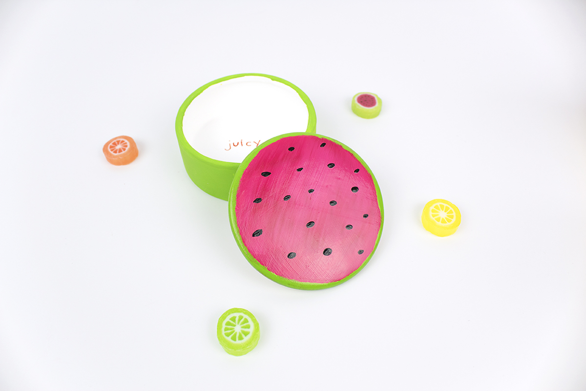 One of my favorite things about summer is enjoying a sweet, juicy piece of fruit on a hot day. Since I had some time to create one last summer craft, I decided to pay homage to my love of fruit by creating this fruit slice container. It's perfect for storing all your little knick-knacks, like rings, hair ties, or even fortune cookie fortunes! Click for the full tutorial. #summercrafts #diygifts #diycrafts