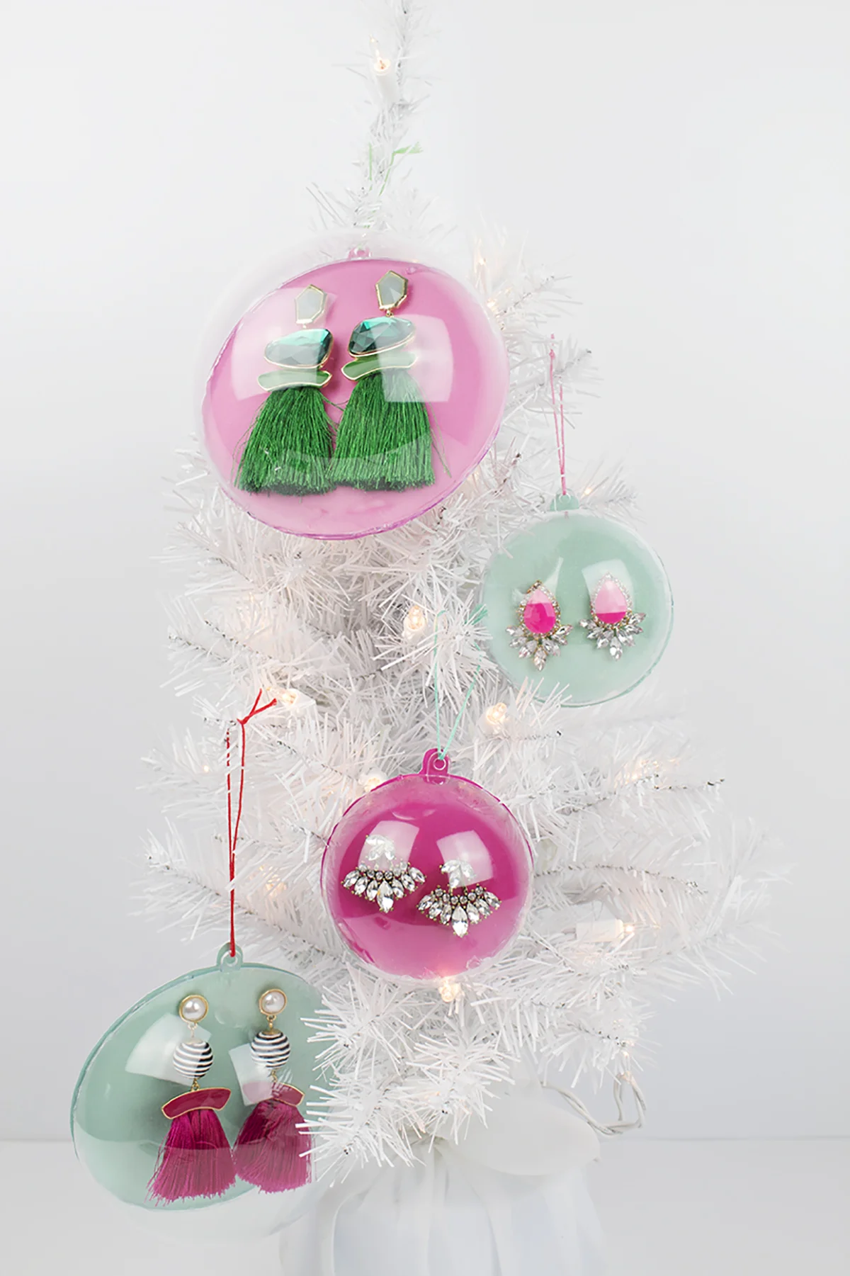 Looking for a great stocking stuffer or Secret Santa gift? These earring ornaments are way more fun than regular ho-hum packaging, and they’re super easy and affordable to do! Click to find the full DIY and check one more thing off your to do list. #diyornaments #stockingstuffer #secretsantagift