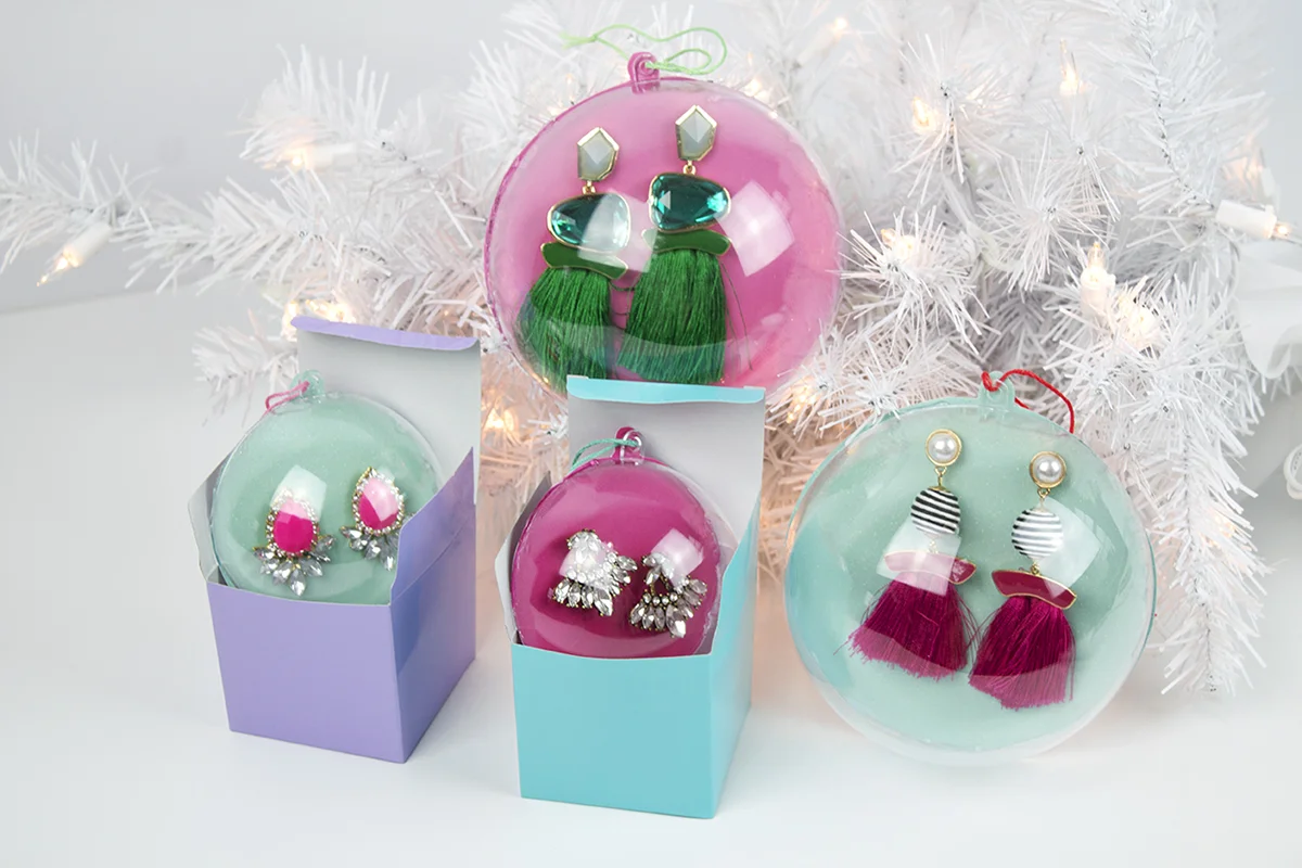 Looking for a great stocking stuffer or Secret Santa gift? These earring ornaments are way more fun than regular ho-hum packaging, and they’re super easy and affordable to do! Click to find the full DIY and check one more thing off your to do list. #diyornaments #stockingstuffer #secretsantagift