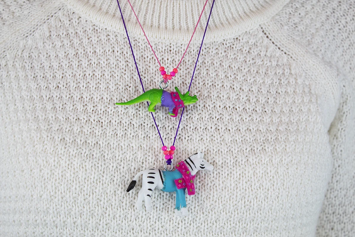 These animals in sweaters are so cute that everyone wants them! They would make a great gift for a winter or animal/dinosaur-themed party, or even as party favors! Click for the DIY.