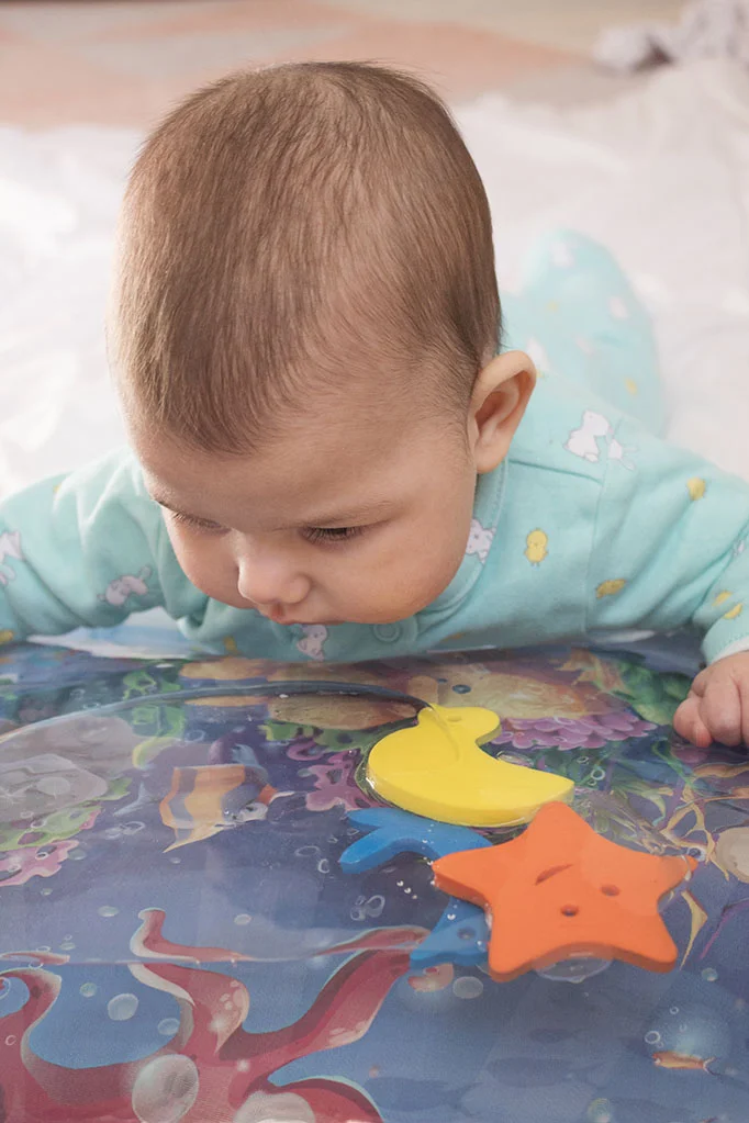 Make tummy time more fun for baby with this water toy! It’s a great baby shower gift idea and perfect for playing with baby. Click to learn more about this baby list must-have item! #tummytime #tummytimeproducts #bestbabyproducts