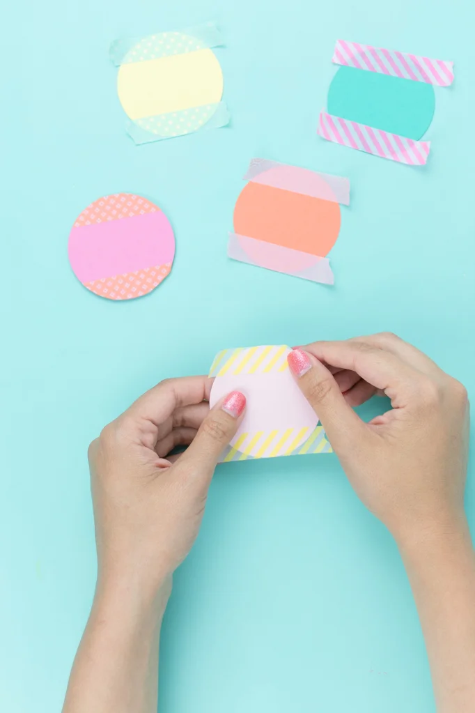 Summer is here, and that means constant get-togethers, picnics, and BBQ's. What could be better than a simple summer tablescape featuring these washi tape placecards? Get the super easy how-to on the blog! #placecards #washitapecrafts #summercrafts