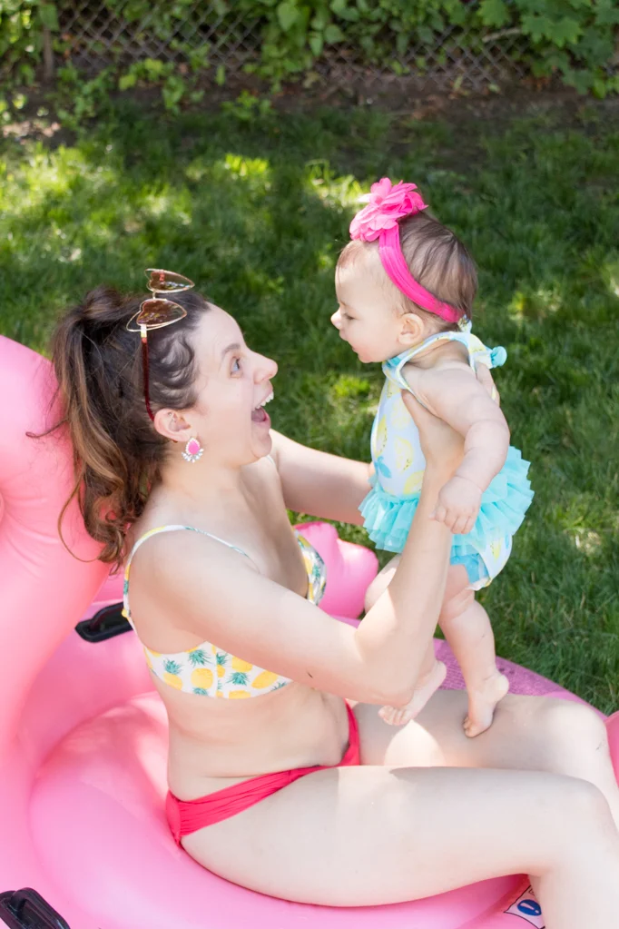 Looking to add a little bit more fun to your everyday blow-up pool? How about making a super easy Flamingo pool party for your kids for less than $100?! This setup took me about 10 minutes, so it’s perfect for an impromptu summer day. Click for the full post to do it yourself! #poolparty #flamingoparty #flamingopoolparty
