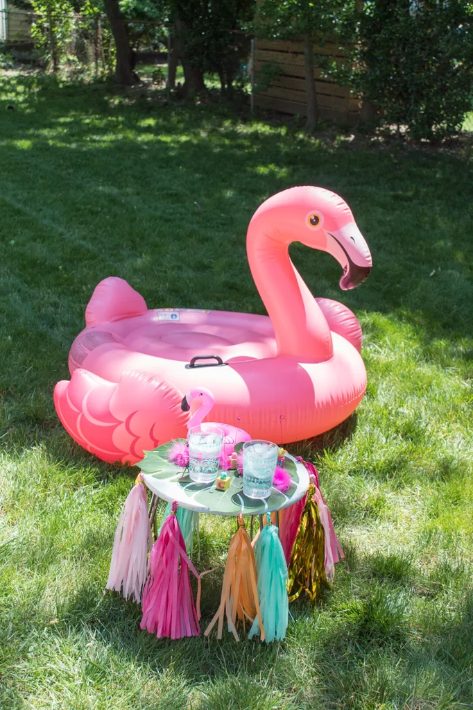 Looking to add a little bit more fun to your everyday blow-up pool? How about making a super easy Flamingo pool party for your kids for less than $100?! This setup took me about 10 minutes, so it’s perfect for an impromptu summer day. Click for the full post to do it yourself! #poolparty #flamingoparty #flamingopoolparty