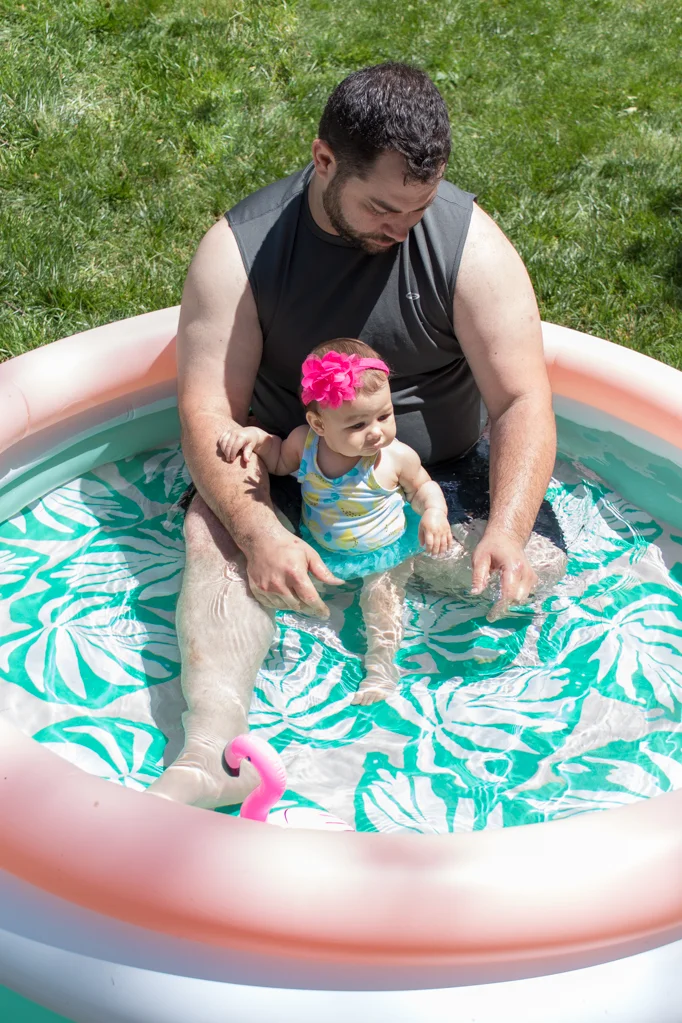 Looking to add a little bit more fun to your everyday blow-up pool? How about making a super easy Flamingo pool party for your kids for less than $100?! This setup took me about 10 minutes, so it’s perfect for an impromptu summer day. Click for the full post to do it yourself! #poolparty #flamingoparty #flamingopoolparty