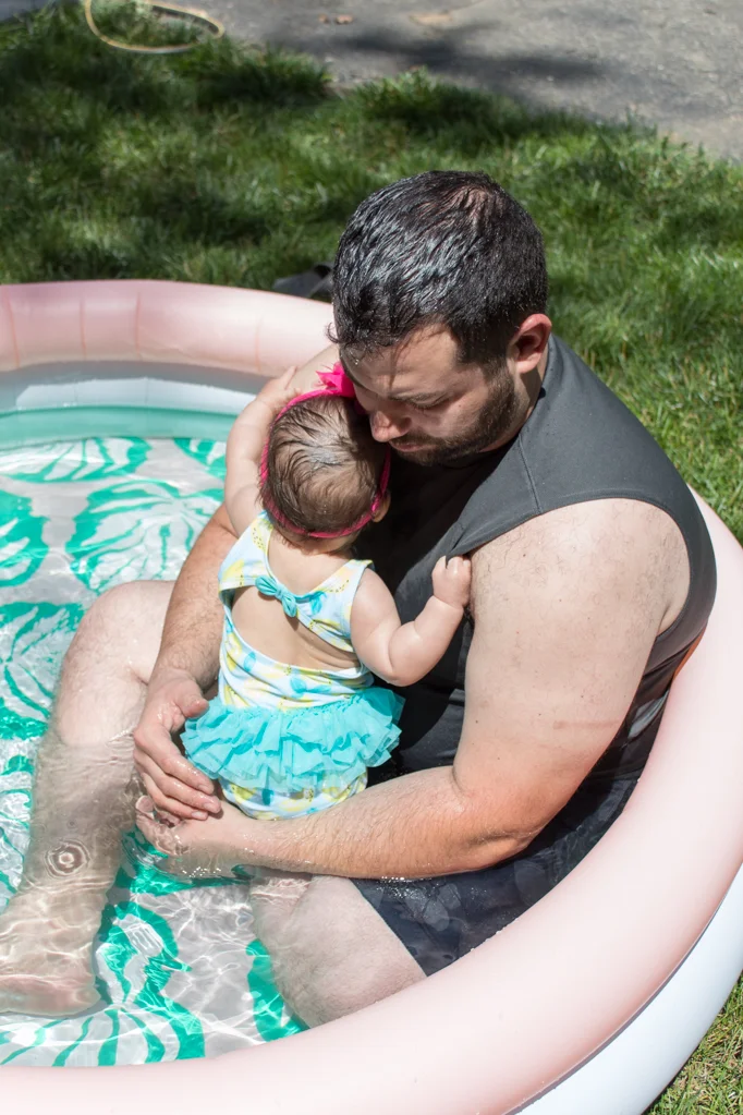 Looking to add a little bit more fun to your everyday blow-up pool? How about making a super easy Flamingo pool party for your kids for less than $100?! This setup took me about 10 minutes, so it’s perfect for an impromptu summer day. Click for the full post to do it yourself! #poolparty #flamingoparty #flamingopoolparty