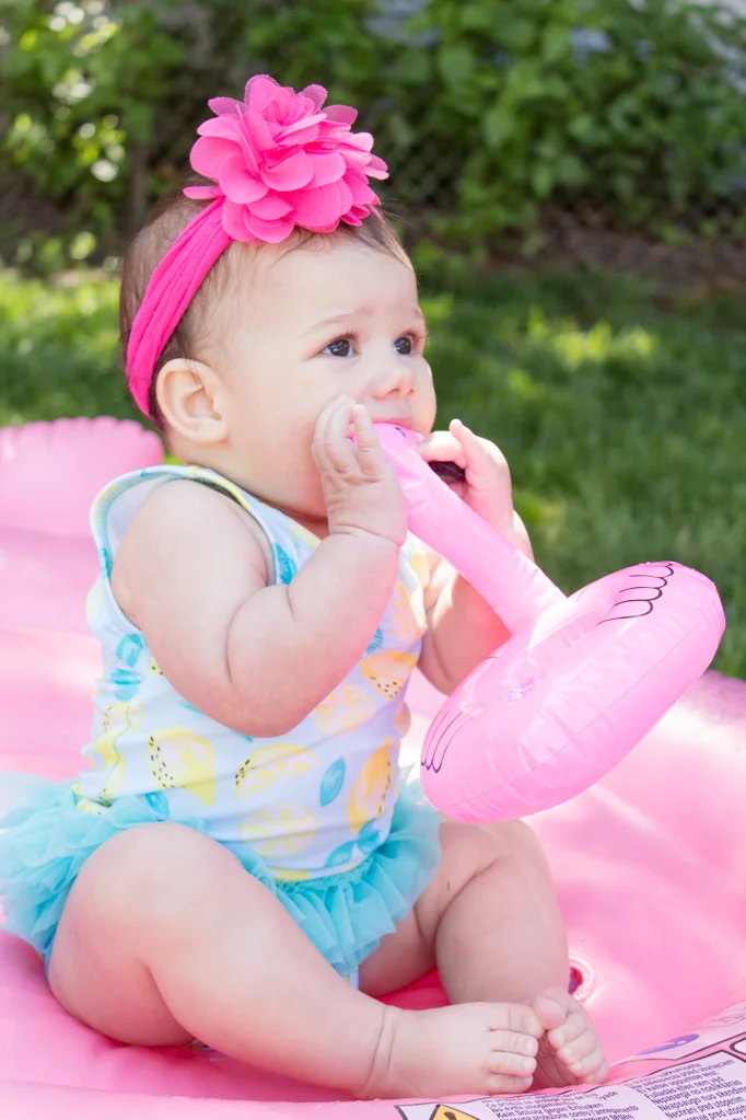 Looking to add a little bit more fun to your everyday blow-up pool? How about making a super easy Flamingo pool party for your kids for less than $100?! This setup took me about 10 minutes, so it’s perfect for an impromptu summer day. Click for the full post to do it yourself! #poolparty #flamingoparty #flamingopoolparty